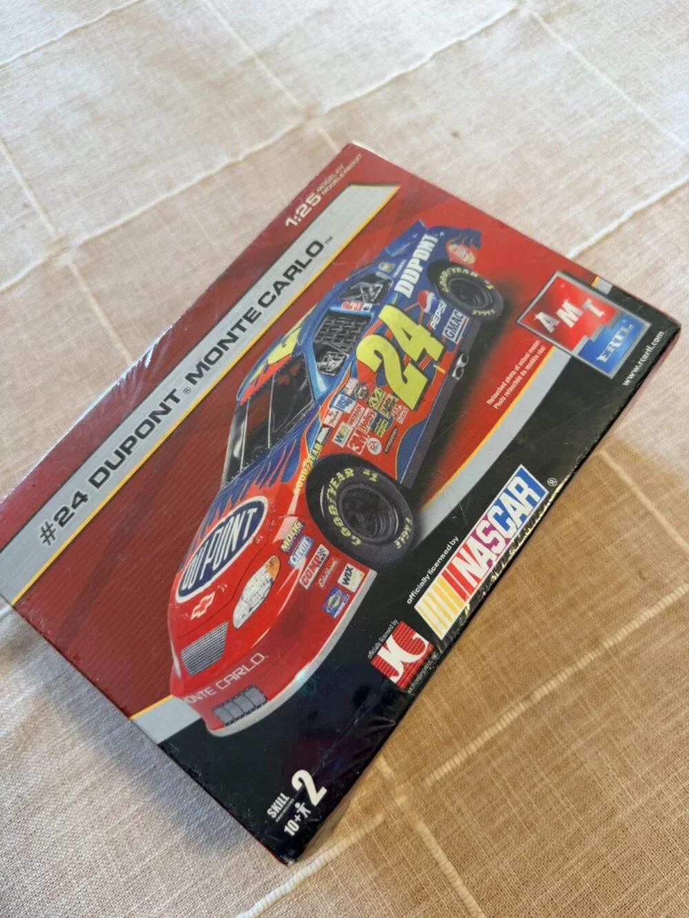 Jeff Gordon Nascar Dupont 2005 Monte Carlo Model AMT-ERTL #24 Model kit #38294